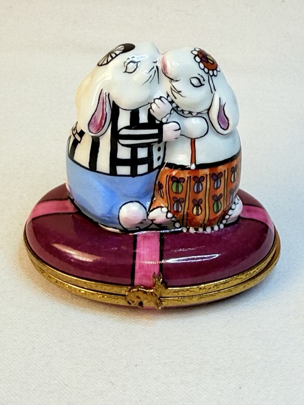 Retired Limoges France Peint Main Hugging/Kissing Rabbit Trinket Box-Read